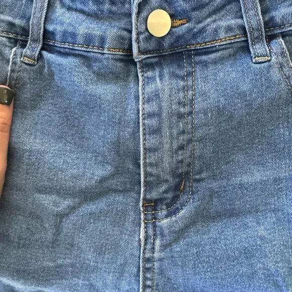 🔥 4 for $20 DEAL 🔥 High-Waisted Distressed Denim Shorts - Size L - Picture 4 of 8